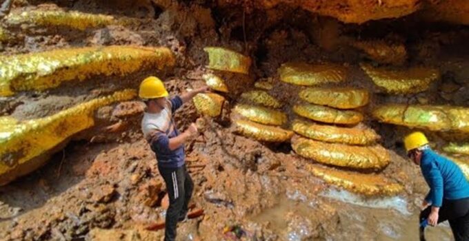 Exploring the Secret Crystal Cave: Unveiling Hidden Treasures on Treasure Mountain! (Video)